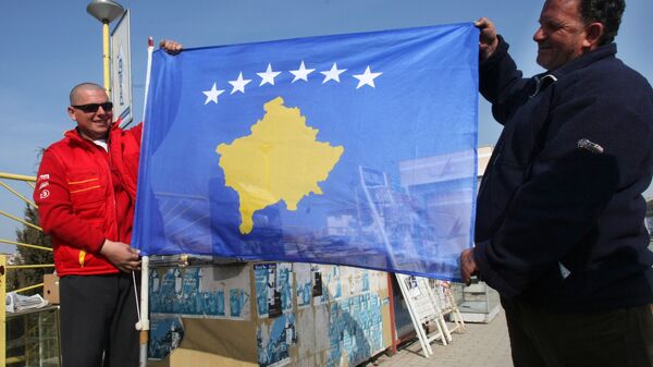 Жители Приштины с флагом самопровозглашенной респупблики Косово. Архив