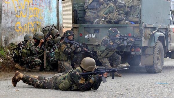 Правительственные войска во время нападения на боевиков в городе Марави, на юге Филиппин. 26 мая 2017