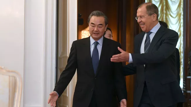 Министр иностранных дел РФ Сергей Лавров и министр иностранных дел Китая Ван И во время встречи в Москве