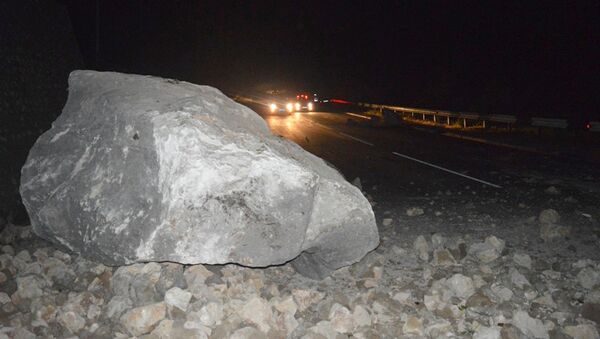 Последствия камнепада на трассе Севастополь-Ялта