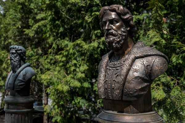 Монумент Александра Невского на открытии Аллеи Правителей в Москве