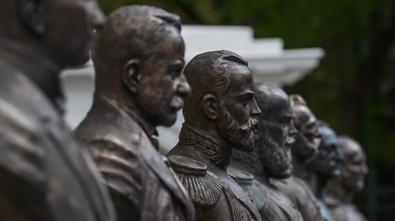 Монумент Николая II на открытии Аллеи Правителей в Москве