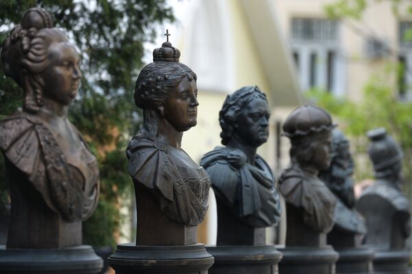 Монумент Анны Иоанновной на открытии Аллеи Правителей в Москве