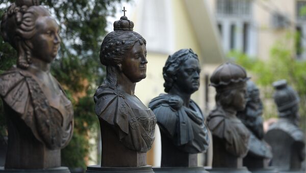 Монумент Анны Иоанновной на открытии Аллеи Правителей в Москве
