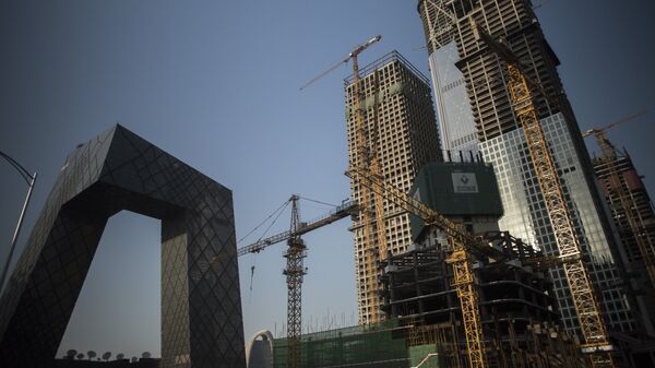 Высотные здания на этапе строительства вблизи Центрального делового района Пекина. Архивное фото