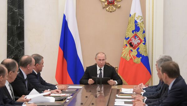 Президент РФ Владимир Путин проводит совещание с постоянными членами Совета безопасности РФ. 26 мая 2017