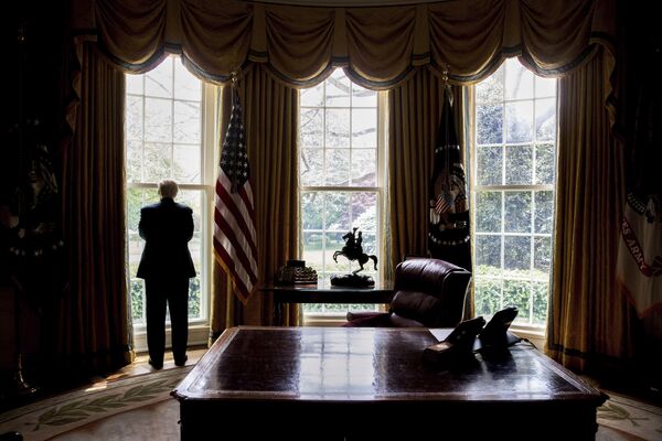 Президент США Дональд Трамп в Овальном кабинете Белого дома Президент США Дональд Трамп в Овальном кабинете Белого дома
