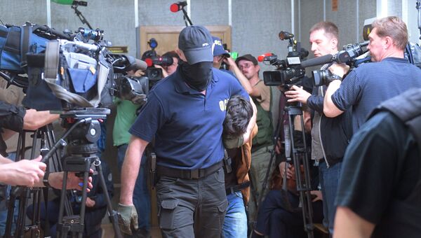 Обвиняемый в подготовке терактов в Москве М. Ашуров в Мещанском суде. 26 мая 2017