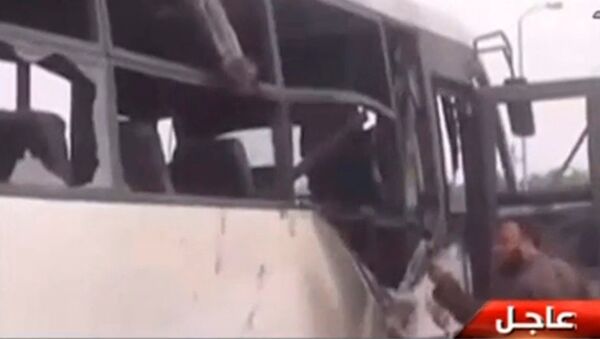 На месте нападения на автобус с христианами-коптами на юге Египта. 26 мая 2017