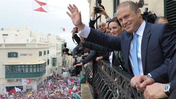 Лидер Лейбористской партии Джозеф Мускат в сопровождении своей жены Мишель после победы на выборах на Мальте. Архивное фото