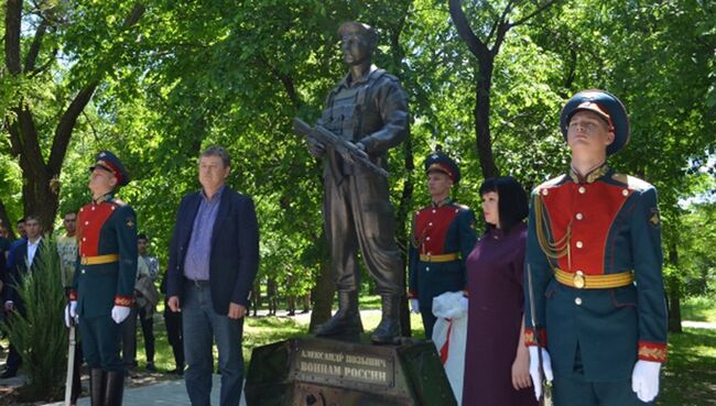 Памятник погибшему в Сирии во время поисково-спасательной операции бойцу морской пехоты Александру Позыничу