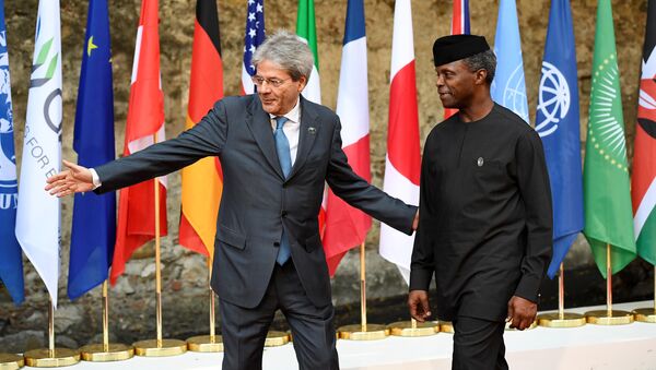 Председатель Совета министров Италии Паоло Джентилони и вице-президент Нигерии Йеми Осинбаджо на саммите G7 в Таормине, Италия 27 мая 2017