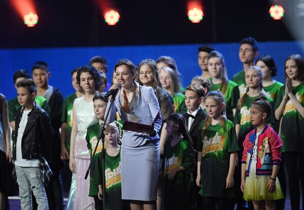 Уполномоченный при президенте РФ по правам ребенка Анна Кузнецова с финалистами шоу Ты супер!