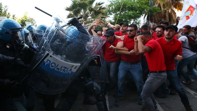 Акция протеста против саммита Большой семерки (G7) в Таормине, Италия. 27 мая 2017