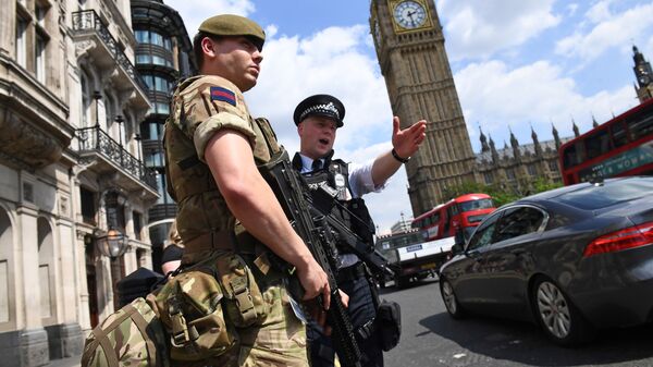 Британские полицейские и военные у здания Парламента в Лондоне. 24 мая 2017