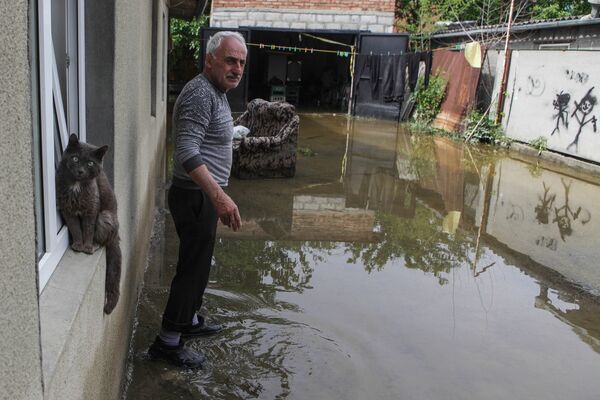 Житель поселка Левокумка Ставропольского края во дворе дома, пострадавшего в результате паводка