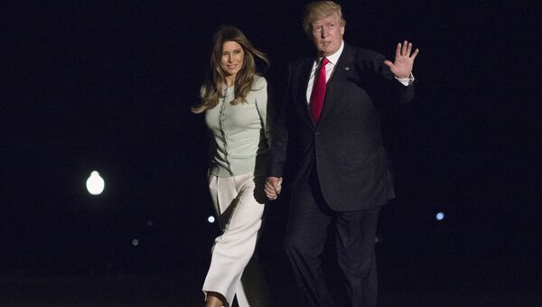 Президент США Дональд Трамп с супругой Меланьей возле Белого дома в Вашингтоне, США. 27 мая 2017