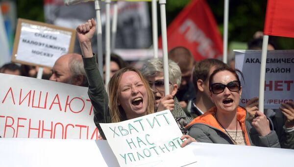 Участники митинга на улице Вавилова против сноса пятиэтажек в Москве. 28 мая 2017