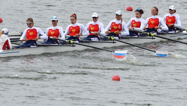 Участники Чемпионата России по академической гребле во время финального заезда среди женских восьмерок