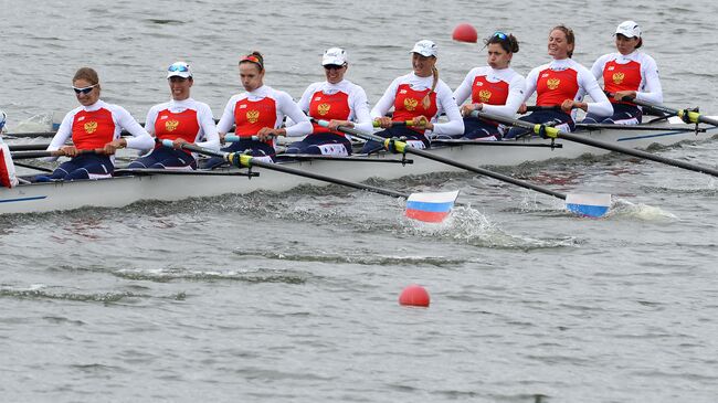 Участники Чемпионата России по академической гребле во время финального заезда среди женских восьмерок