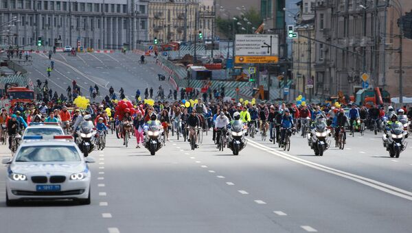Участники пятого Всероссийского Велопарада на проспекте Сахарова в Москве. Архивное фото