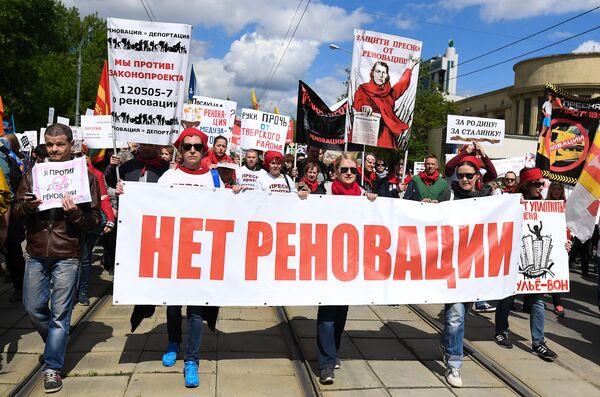 Участники митинга на улице Вавилова против сноса пятиэтажек в Москве. 28 мая 2017 Участники митинга на улице Вавилова против сноса пятиэтажек в Москве. 28 мая 2017