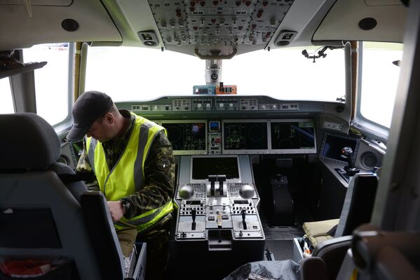 Кабина пилотов нового российского пассажирского самолета МС-21