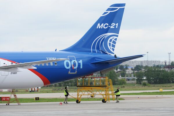 Новый российский пассажирский самолет МС-21 перед своим первым полетом
