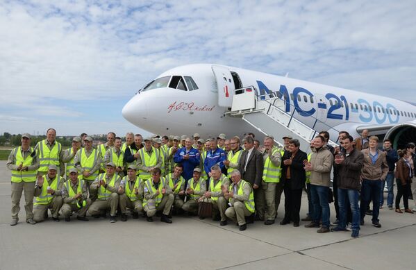 Сотрудники Иркутского авиационного завода у нового российского пассажирского самолета МС-21 после его первого полета