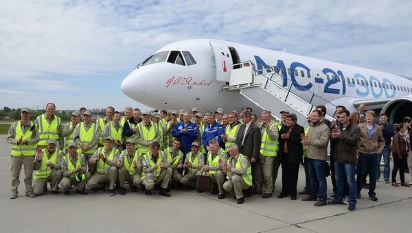 Сотрудники Иркутского авиационного завода у нового российского пассажирского самолета МС-21 после его первого полета