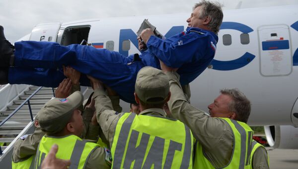 Сотрудники Иркутского авиационного завода качают на руках тест-пилота после успешного первого полета нового российского пассажирского самолета МС-21