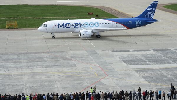 Новый российский пассажирский самолет МС-21 после своего первого полета