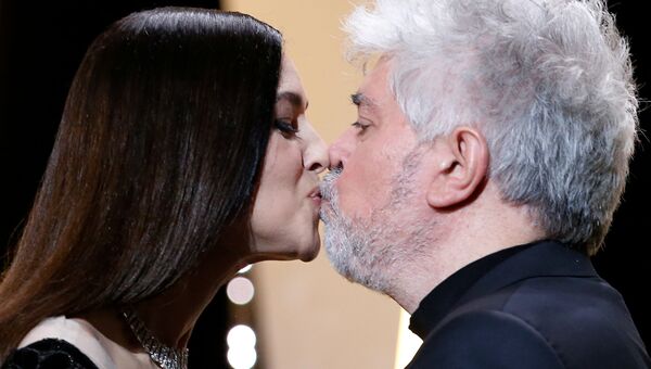 Актриса Моника Беллуччи целует режиссера Педро Альмодовара на церемонии закрытия 70-го Каннского международного кинофестиваля