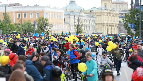 Участники перед стартом пятого Всероссийского Велопарада на проспекте Сахарова в Москве