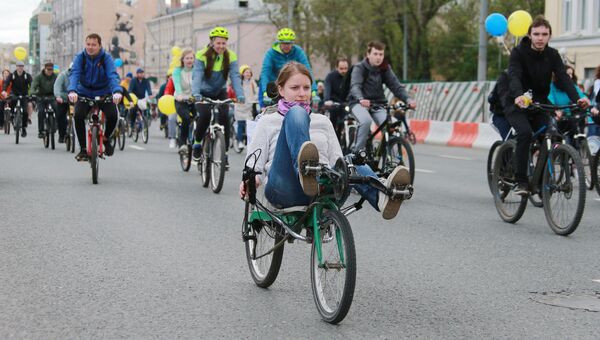 Участники пятого Всероссийского Велопарада на проспекте Сахарова в Москве