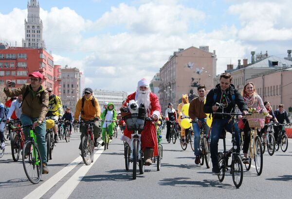 Участники пятого Всероссийского Велопарада на проспекте Сахарова в Москве