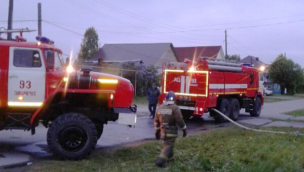 Сотрудники МЧС на месте пожара в Заводоуковске, Тюменская область