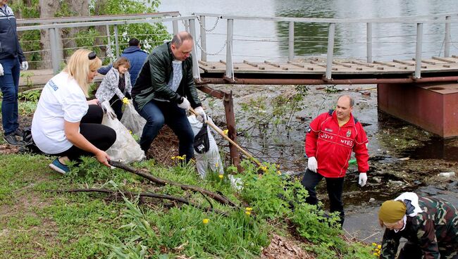 Добровольцы очистили от мусора озеро Долгое в Уфе