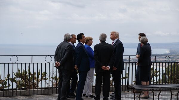 Лидеры Большой семерки беседуют во время осмотра Таормине, Италия