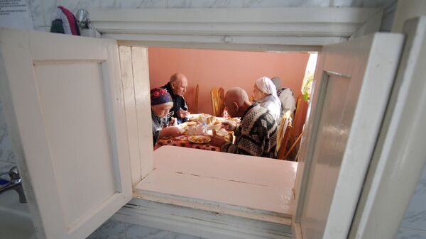 Жительницы Шимского дома-интерната для престарелых и инвалидов бедают в комнате для приема пищи