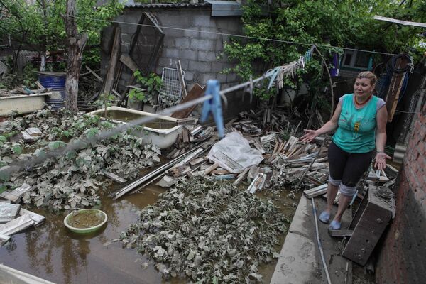 Жительница поселка Левокумка Ставропольского края во дворе дома, пострадавшего в результате паводка
