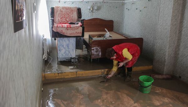 Жительница поселка Левокумка Ставропольского края в доме, пострадавшем в результате паводка
