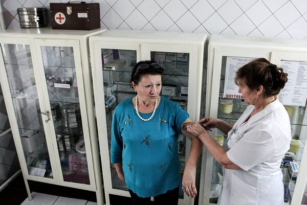 Жители поселка Новотерский Ставропольского края, пострадавшие в результате паводка, проходят обязательную вакцинацию в пункте временного размещения