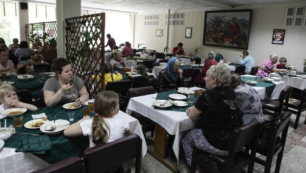 Жители поселка Новотерский Ставропольского края обедают в столовой в пункте временного размещения