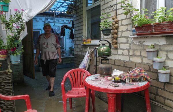 Житель поселка Левокумка Ставропольского края во дворе дома, пострадавшего в результате паводка
