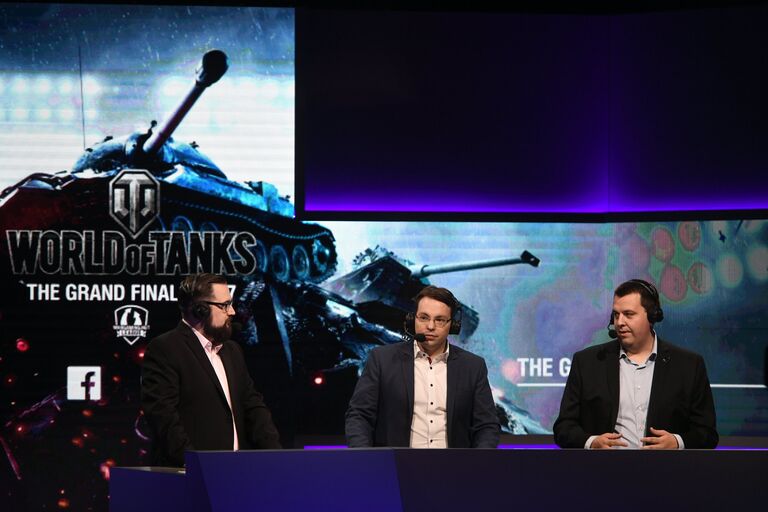 Комментаторы финального этапа гранд-финала по World of Tanks в комплексе ВТБ Ледовый дворец в Москве