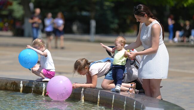 Горожане возле фонтана. Архивное фото