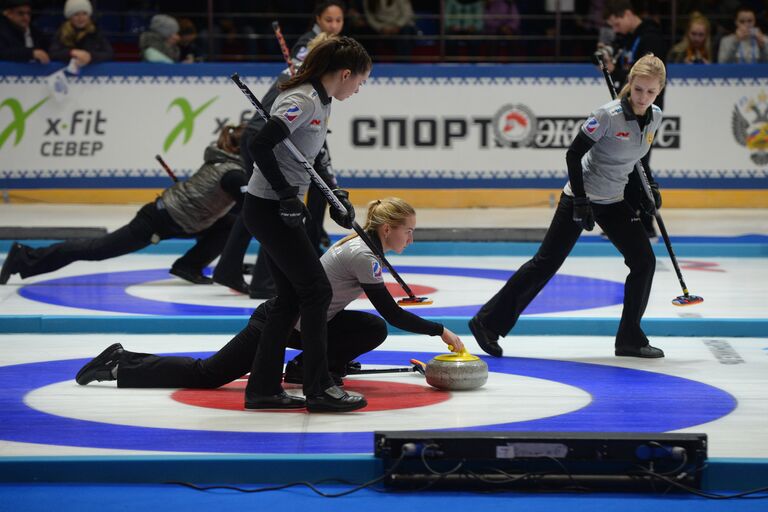 Участницы международного турнира по керлингу среди женских команд Arctic Cup-2017 в Дудинке