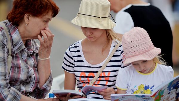 Посетители на книжном фестивале в Москве. Архивное фото