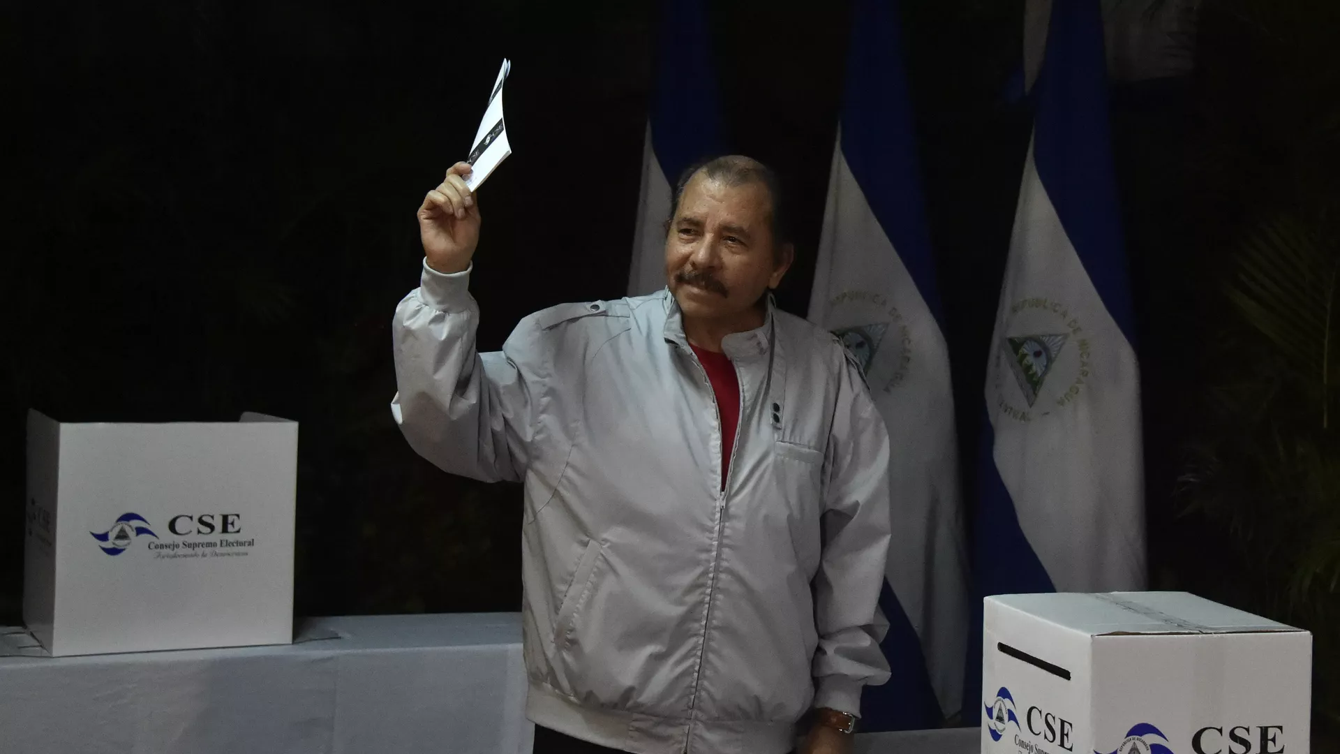 Le président nicaraguayen Daniel Ortega vote lors des élections présidentielles.  6 novembre 2016 - RIA Novosti, 1920, 11/08/2021
